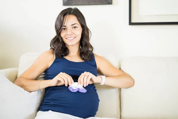 Feliz Fêmea Grávida Mostrando Novas Meias Para Bebê Por Nascer — Fotografia de Stock