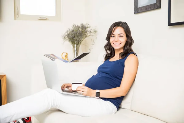 Attraktive Werdende Frau Nutzt Kreditkarte Und Laptop Für Online Einkäufe — Stockfoto