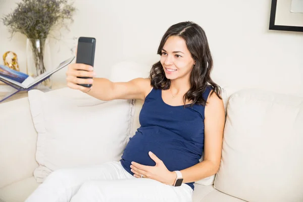 Gravid Kvinna Tar Selfie Smartphone Medan Sitter Soffan Hemma — Stockfoto