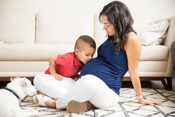 Syn Całuje Brzuch Ciąży Mama Salonie Domu — Zdjęcie stockowe