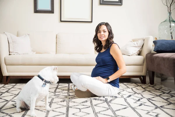 Vacker Gravid Kvinna Sitter Golvet Med Korslagda Ben Hund Vardagsrummet — Stockfoto