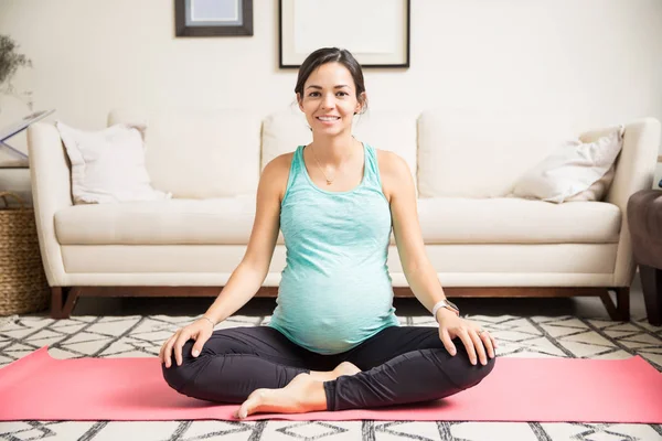 Full Längd Leende Gravid Kvinna Sitter Korsade Ben Fitness Mat — Stockfoto