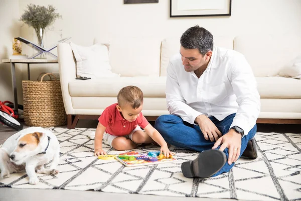 Hombre Adulto Medio Pasando Tiempo Libre Con Hijo Mientras Juega — Foto de Stock