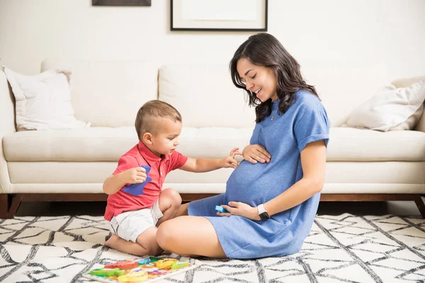 Niño Inocente Tocando Abdomen Madre Embarazada Salón Casa — Foto de Stock