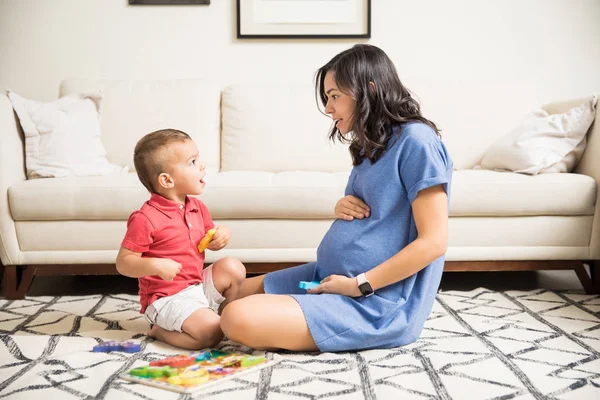 Těhotné Matky Tráví Čas Malým Synem Obývacím Pokoji Doma — Stock fotografie