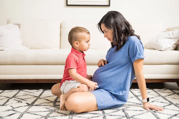 Mujer Embarazada Hablando Con Hijo Sentado Regazo Sala Estar Casa — Foto de Stock