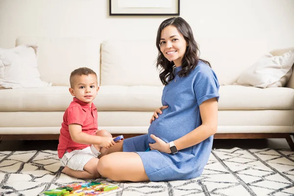 Retrato Del Hijo Sentado Por Madre Feliz Sosteniendo Vientre Embarazada — Foto de Stock