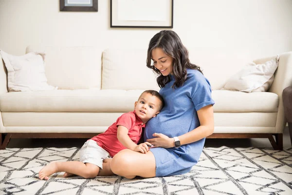 Chico Curioso Escuchando Barriga Madre Embarazada Casa — Foto de Stock