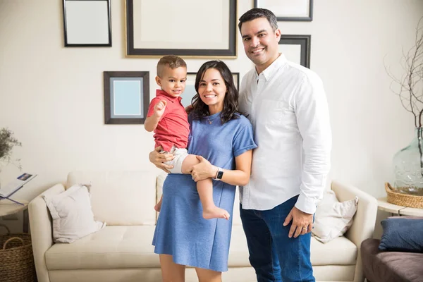 Glimlachend Zwangere Vrouw Met Zoon Terwijl Door Mens Huiskamer — Stockfoto