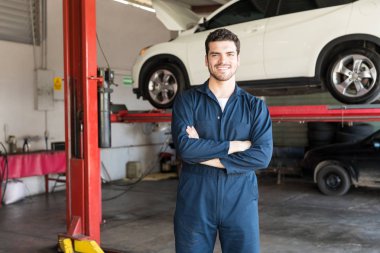 Makinist Tekdüzen ayakta eller ile gülümseyen otomatik dükkanda katlanmış