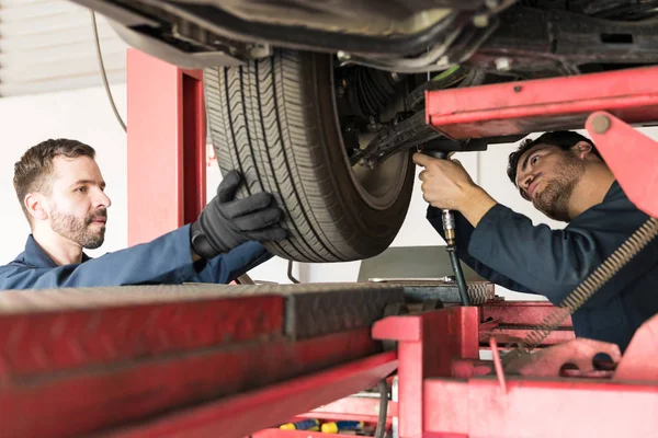 Travailleurs Adultes Travail Sur Pneu Voiture Dans Atelier Réparation Automobile — Photo