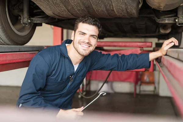 Kfz Experte Mit Schraubenschlüssel Repariert Auto Garage — Stockfoto