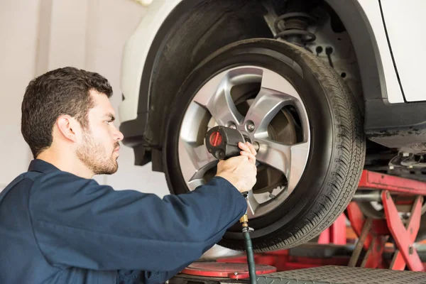 Confident Worker Using Impact Wrench Change Tire Repair Shop — Stock Photo, Image