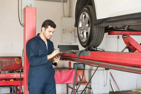 Tehnician Auto Care Face Lista Verificare Timp Stați Mașina Garaj — Fotografie, imagine de stoc