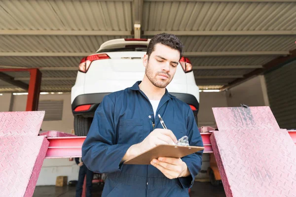 Car Technician Preparing Checklist Provide Best Service Workshop — Stock Photo, Image
