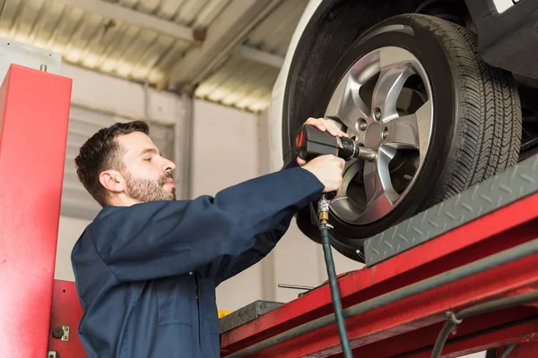 Mid Adult Mechanic Servicing Car Tire Impact Gun Garage — Stock Photo, Image