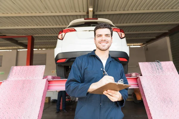 Meccanico Adulto Medio Sorridente Mentre Scrive Appunti Manutenzione Dell Auto — Foto Stock