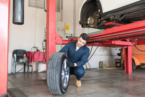 Car Mechanic Examining Tire Replacement Auto Repair Shop — Stock Photo, Image
