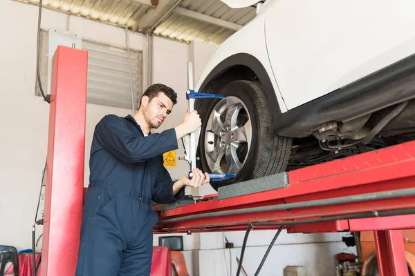 Trabajador Automóvil Adulto Medio Usando Adaptador Camber Caster Neumático Garaje —  Fotos de Stock