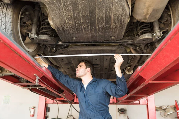 Lage Hoekmening Van Mannelijke Werknemer Met Behulp Van Meetlint Controleren — Stockfoto