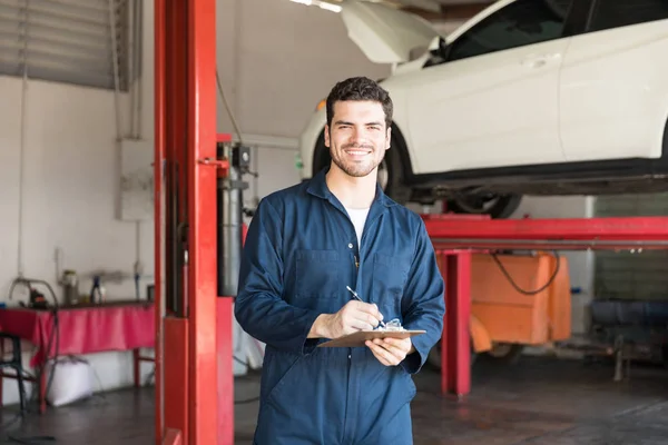 Fiducioso Esperto Riparazione Auto Preparando Checklist Miglior Servizio Garage — Foto Stock