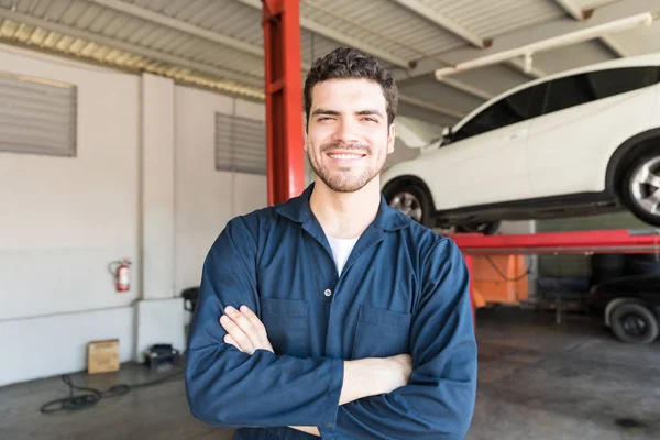 Onderhoud Werknemer Glimlachen Terwijl Permanent Armen Auto Reparatiewerkplaats Gekruist — Stockfoto