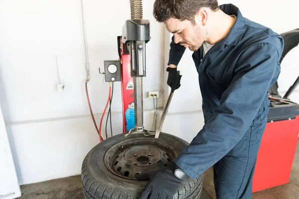 Half Volwassen Mannelijke Reparateur Band Verwijderen Van Rim Machine Bij — Stockfoto