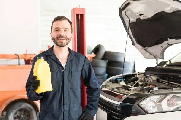 Lachende Mannelijke Automonteur Met Motor Olie Kan Permanent Garage — Stockfoto