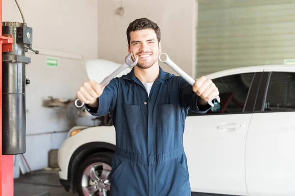 Kombinasyon Anahtarı Araba Garajda Karşı Gösterilen Gülümseyen Erkek Tamirci — Stok fotoğraf