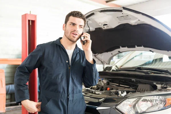 Male Mechanic Talking Smartphone While Standing Broken Car Open Hood — Stock Photo, Image