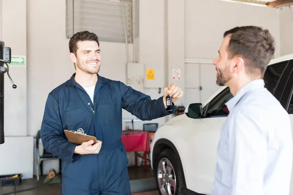 Automobile Mechanic Giving Car Key Male Customer Maintenance Workshop — Stock Photo, Image