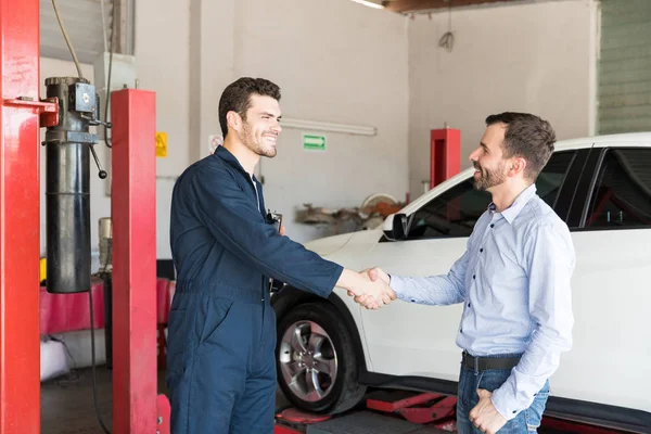 Satisfait Client Serrant Main Avec Mécanicien Voiture Atelier Réparation Automobile — Photo