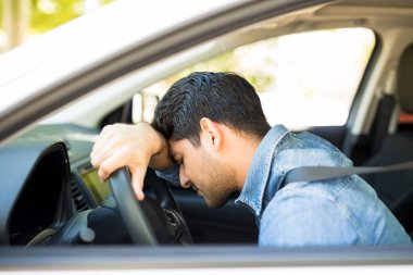 İspanyol delikanlı araba direksiyon üzerinde trafik sıkışıklığı sırasında uyku