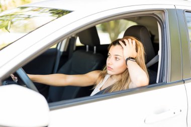 Beyaz kadın ağır trafik sıkışıklığı içinde sıkışmış var.