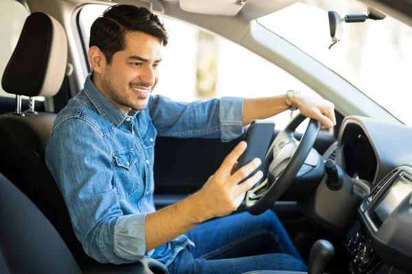 Porträtt Unga Manliga Förare Använder Sin Mobiltelefon När Kör Bilen — Stockfoto