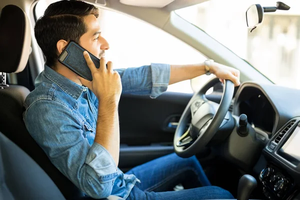 Young Hispanic Man Talking Mobile Phone While Driving Car — Stock Photo, Image