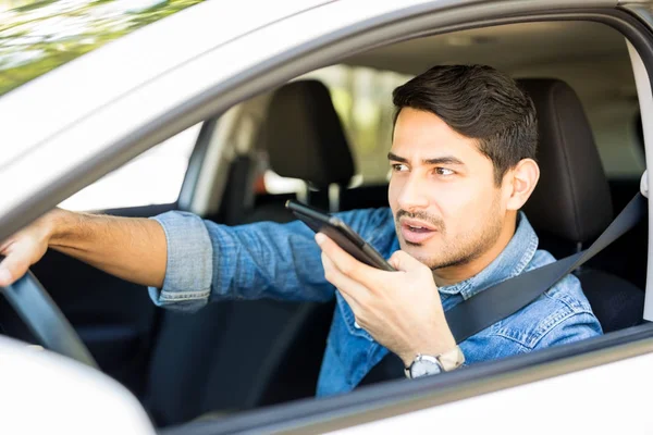 Retrato Homem Latino Bonito Dirigindo Carro Falando Telefone Celular — Fotografia de Stock