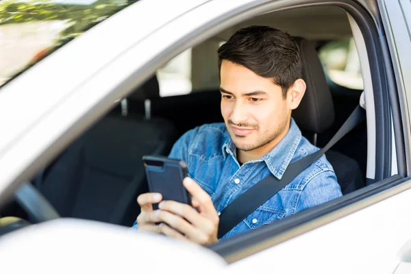 Młody Człowiek Hiszpanin Siedzi Jego Zaparkowany Samochód Sms Swój Telefon — Zdjęcie stockowe