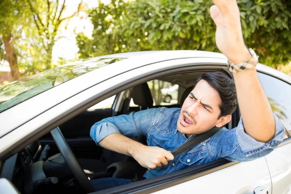 Portret Angry Młody Człowiek Siedzi Samochodzie Krzycząc Gestykulacji Innych Sterowników — Zdjęcie stockowe