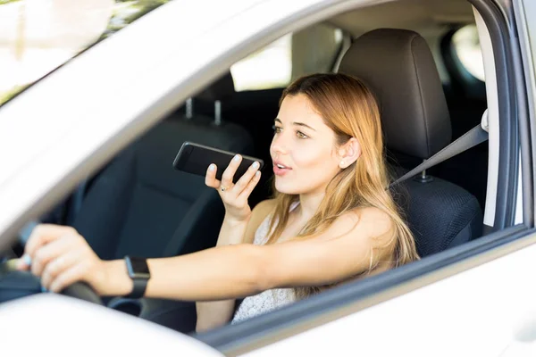 Красивая Белая Женщина Водит Машину Разговаривает Мобильному Телефону — стоковое фото
