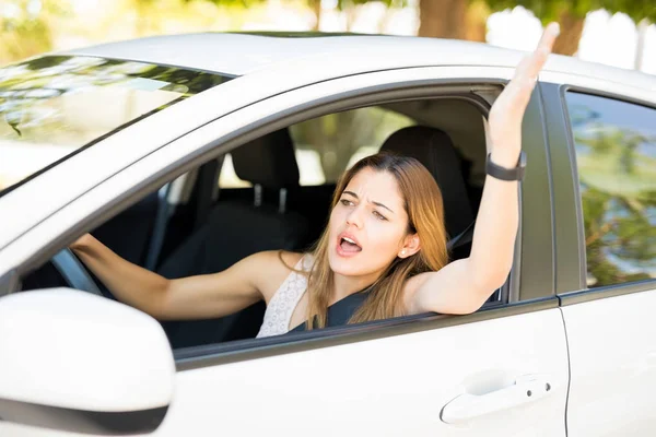 Furioso Giovane Donna Conducente Urlando Gesticolando Altri Conducenti Durante Traffico — Foto Stock
