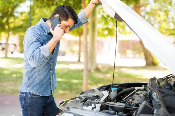 Young Man Using Mobile Phone While Looking Broken Car Street — Stock Photo, Image