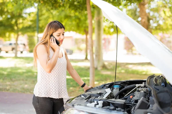 Mulher Caucasiana Com Carro Quebrado Usando Telefone Celular Para Chamar — Fotografia de Stock