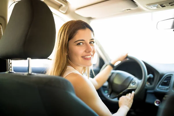 Arabanın Sürücü Koltuğuna Oturan Kameraya Yüzünde Bir Gülümseme Ile Seyir — Stok fotoğraf