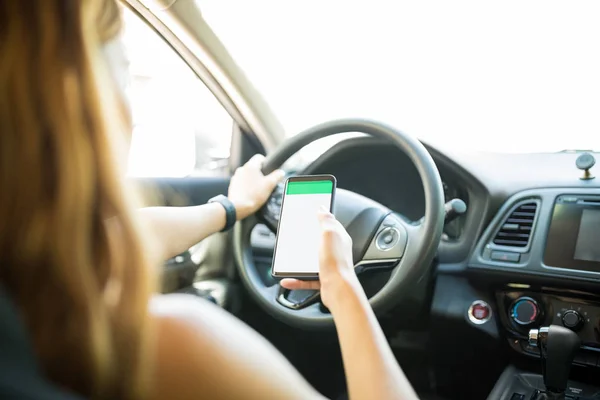 Mão Motorista Feminino Usando Mapas Smartphone Para Encontrar Lugar Certo — Fotografia de Stock