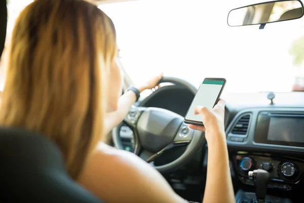 Zadní Pohled Ženy Řídí Auto Používání Navigace Svém Smartphonu — Stock fotografie