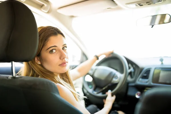 Retrato Una Atractiva Joven Sentada Asiento Conducción Coche Mirando Hacia —  Fotos de Stock