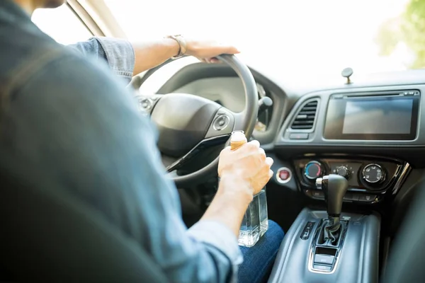 Conductor Masculino Sosteniendo Botella Alcohol Mientras Conduce Coche — Foto de Stock