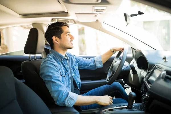 Vista Del Perfil Del Joven Guapo Conduciendo Coche Calle Ciudad — Foto de Stock