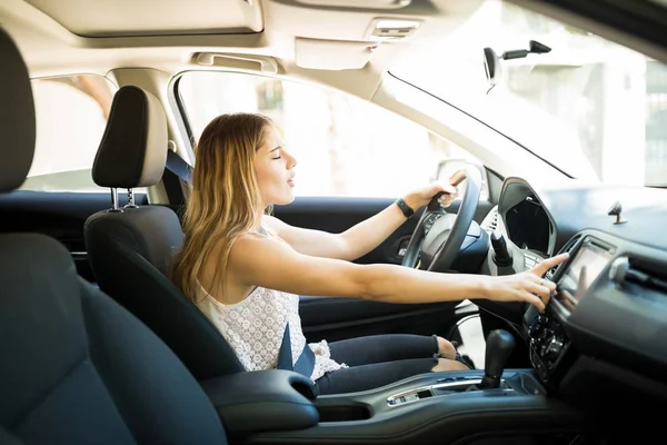 Hermosa Mujer Joven Usando Infotainment Tablero Instrumentos Del Coche Mientras —  Fotos de Stock